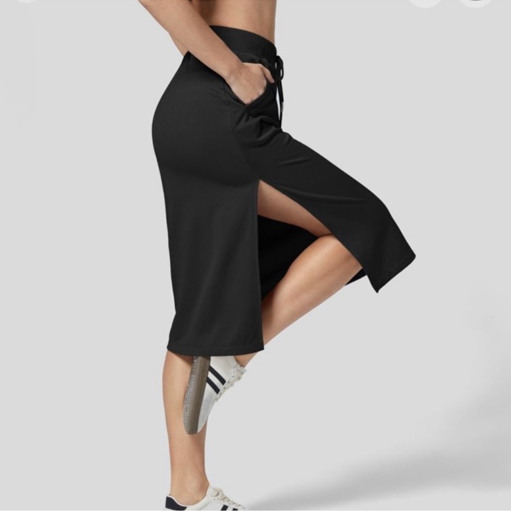 Chic Black Midi Skirt - Picture 3 of 7